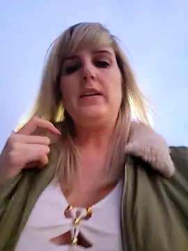 Snapshot of Sexybiene969 chatting on 10-14-25, 04:30 Sexybiene969 online show from 10-14-25, 04:30