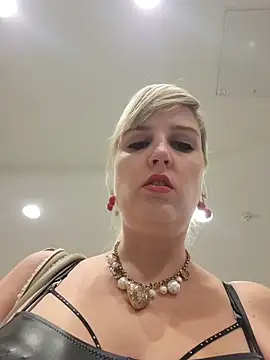 Snapshot of Sexybiene969 chatting on 10-27-25, 04:00 Sexybiene969 online show from 10-27-25, 04:00