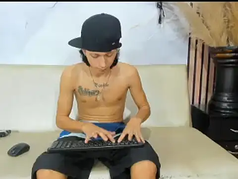 Snapshot of LucioDelDuque chatting on 02-06-25, 06:51 LucioDelDuque online show from 02-06-25, 06:51