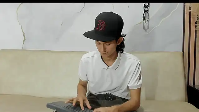 Snapshot of LucioDelDuque chatting on 02-20-25, 01:25 LucioDelDuque online show from 02-20-25, 01:25