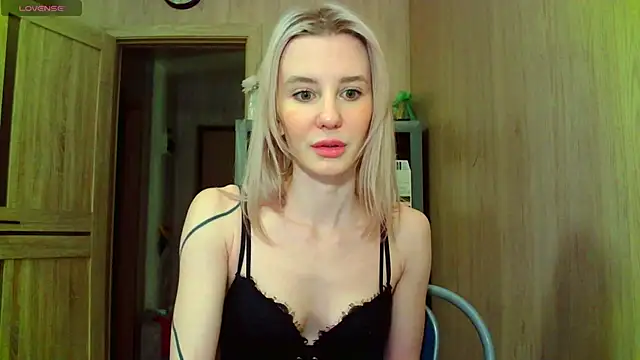 Snapshot of Caramel_piegirl chatting on 02-15-25, 06:23 Caramel piegirl online show from 02-15-25, 06:23