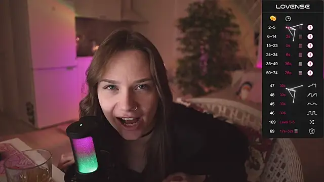 Snapshot of alexa_feels_ chatting on 11-20-25, 04:07 alexa feels online show from 11-20-25, 04:07