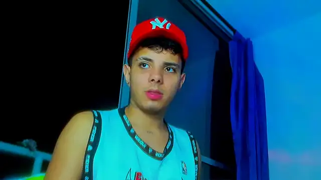 Snapshot of Alessandro_1610 chatting on 11-28-25, 05:32 Alessandro 1610 online show from 11-28-25, 05:32