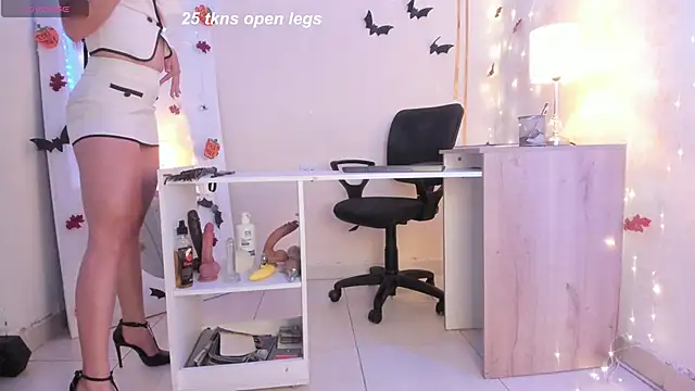 Snapshot of Emylyjonhs chatting on 10-18-25, 07:58 Emylyjonhs online show from 10-18-25, 07:58