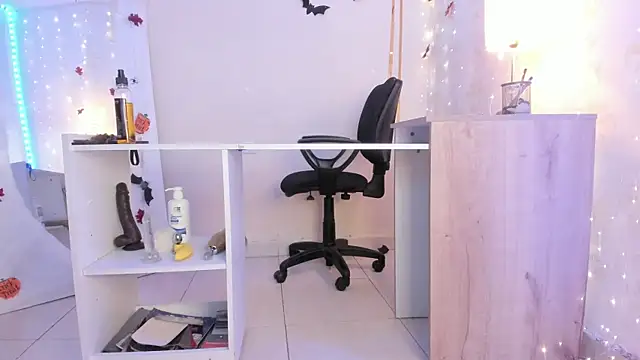 Snapshot of Emylyjonhs chatting on 10-21-25, 08:20 Emylyjonhs online show from 10-21-25, 08:20