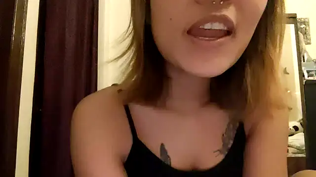 Snapshot of suki_fruit chatting on 02-28-25, 03:26 suki fruit online show from 02-28-25, 03:26