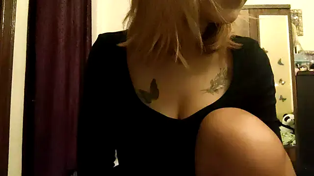 Snapshot of suki_fruit chatting on 03-14-25, 08:06 suki fruit online show from 03-14-25, 08:06