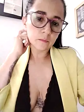 Snapshot of Alanna_11 chatting on 03-06-25, 01:48 Alanna 11 online show from 03-06-25, 01:48