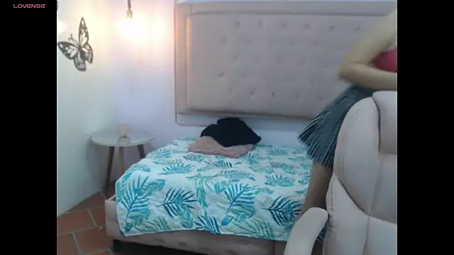 Snapshot of honnielane chatting on 02-14-25, 12:25 honnielane online show from 02-14-25, 12:25