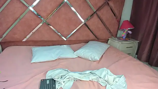 Snapshot of _JuliSweet_ chatting on 03-20-25, 12:00 JuliSweet online show from 03-20-25, 12:00