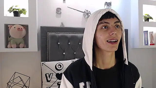 MaikyCooper online show from 03-18-25, 05:52