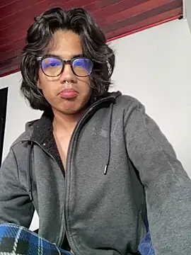 Snapshot of shadowsofgarden chatting on 02-19-25, 01:39 shadowsofgarden online show from 02-19-25, 01:39