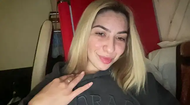 Snapshot of sarrah_rossy chatting on 02-19-25, 07:38 sarrah rossy online show from 02-19-25, 07:38