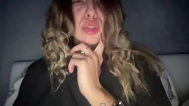 Snapshot of sarrah_rossy chatting on 12-15-25, 09:41 sarrah rossy online show from 12-15-25, 09:41