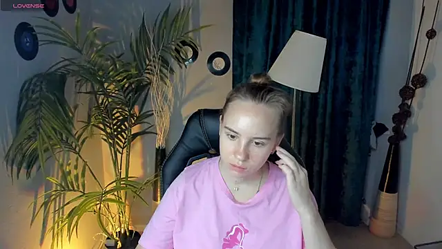 Snapshot of Lika_0ne chatting on 09-30-25, 10:20 Lika 0ne online show from 09-30-25, 10:20