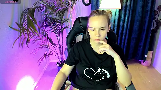 Snapshot of Lika_0ne chatting on 10-17-25, 09:56 Lika 0ne online show from 10-17-25, 09:56