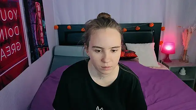 Snapshot of Lika_0ne chatting on 11-17-25, 12:00 Lika 0ne online show from 11-17-25, 12:00