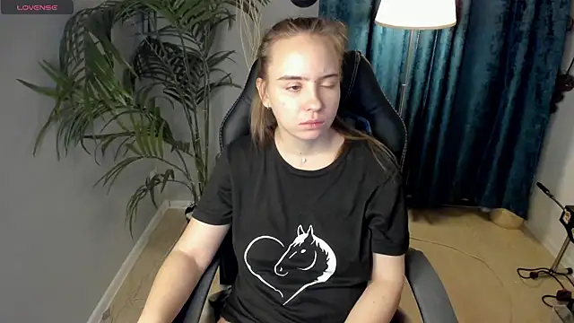 Snapshot of Lika_0ne chatting on 11-19-25, 12:05 Lika 0ne online show from 11-19-25, 12:05