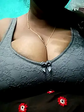 Snapshot of SX-JUHI chatting on 03-08-25, 12:44 SX-JUHI online show from 03-08-25, 12:44