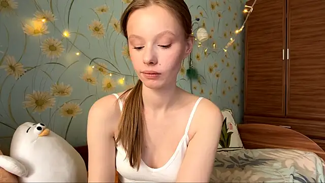 Snapshot of BeckyDwinell chatting on 03-01-25, 08:23 BeckyDwinell online show from 03-01-25, 08:23