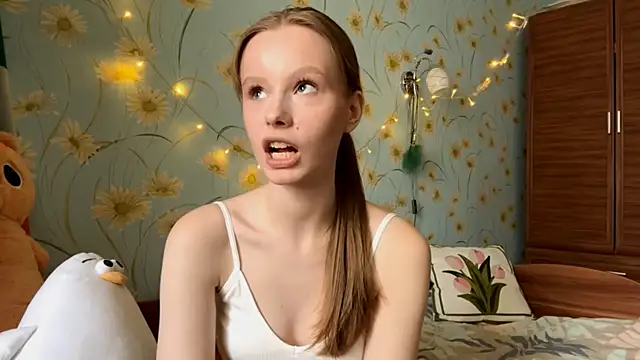 Snapshot of BeckyDwinell chatting on 03-05-25, 11:28 BeckyDwinell online show from 03-05-25, 11:28