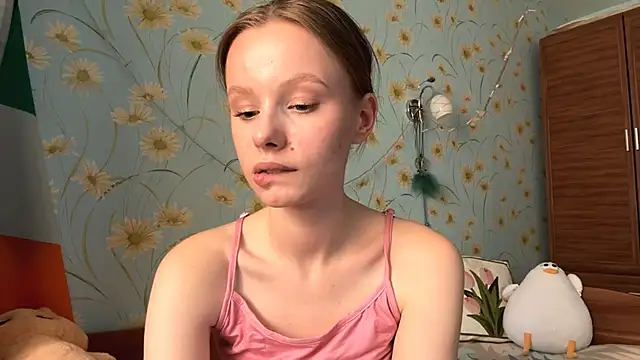 Snapshot of BeckyDwinell chatting on 03-22-25, 12:14 BeckyDwinell online show from 03-22-25, 12:14