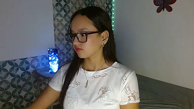 Emilybateee online show from 11-18-25, 06:12