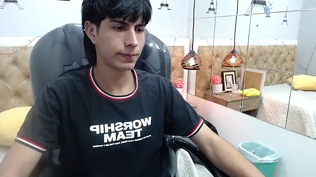 Snapshot of Estiv18_ chatting on 02-13-25, 01:19 Estiv18  online show from 02-13-25, 01:19