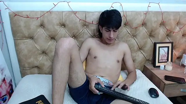 Snapshot of Estiv18_ chatting on 02-14-25, 06:34 Estiv18  online show from 02-14-25, 06:34