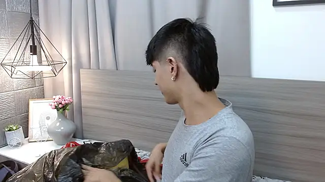 Snapshot of Estiv18_ chatting on 02-17-25, 12:21 Estiv18  online show from 02-17-25, 12:21