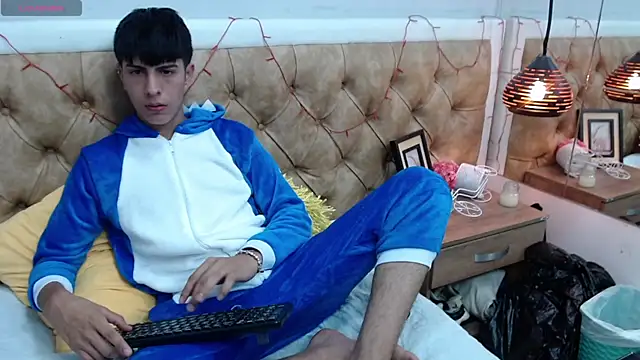 Snapshot of Estiv18_ chatting on 03-12-25, 07:35 Estiv18  online show from 03-12-25, 07:35