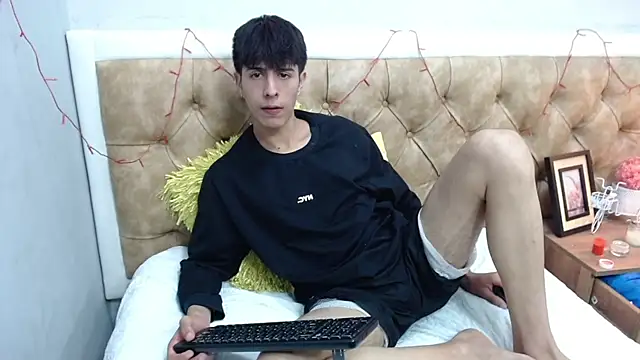 Snapshot of Estiv18_ chatting on 03-15-25, 04:13 Estiv18  online show from 03-15-25, 04:13