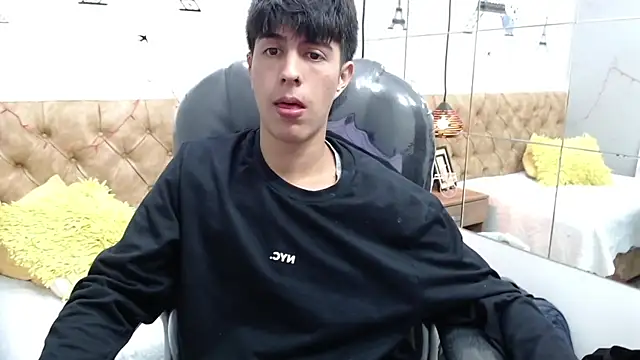 Snapshot of Estiv18_ chatting on 03-17-25, 04:19 Estiv18  online show from 03-17-25, 04:19