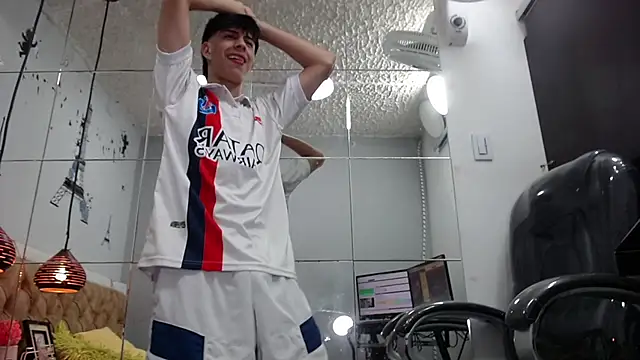 Snapshot of Estiv18_ chatting on 03-22-25, 11:53 Estiv18  online show from 03-22-25, 11:53