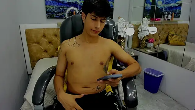 Snapshot of Estiv18_ chatting on 09-13-25, 01:05 Estiv18  online show from 09-13-25, 01:05