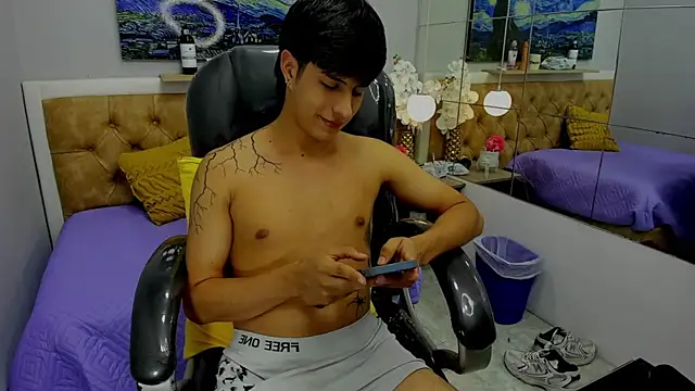 Snapshot of Estiv18_ chatting on 09-15-25, 02:33 Estiv18  online show from 09-15-25, 02:33