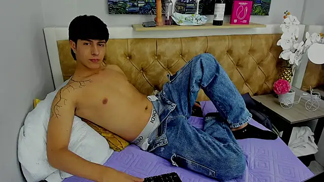 Snapshot of Estiv18_ chatting on 09-21-25, 02:13 Estiv18  online show from 09-21-25, 02:13