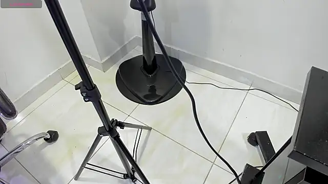 Snapshot of EmiliaRose_ chatting on 10-10-25, 08:52 EmiliaRose online show from 10-10-25, 08:52