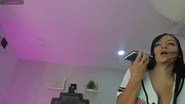 Snapshot of EmiliaRose_ chatting on 11-17-25, 08:36 EmiliaRose online show from 11-17-25, 08:36