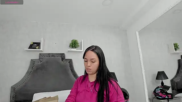 Snapshot of EmiliaRose_ chatting on 11-27-25, 08:55 EmiliaRose online show from 11-27-25, 08:55