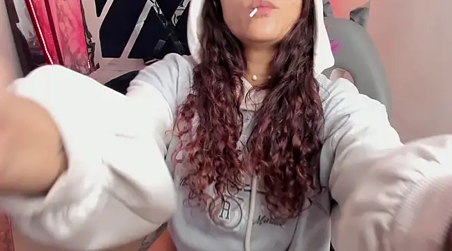 Snapshot of charlotte_bluee chatting on 02-18-25, 10:36 charlotte bluee online show from 02-18-25, 10:36