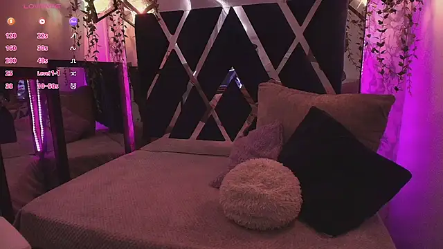 Snapshot of charlotte_bluee chatting on 09-15-25, 06:52 charlotte bluee online show from 09-15-25, 06:52