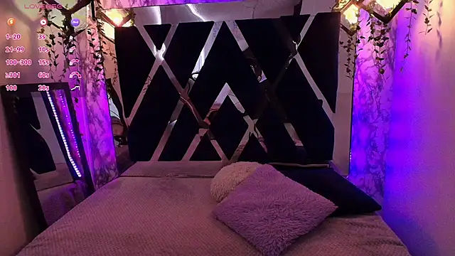 Snapshot of charlotte_bluee chatting on 09-24-25, 06:44 charlotte bluee online show from 09-24-25, 06:44