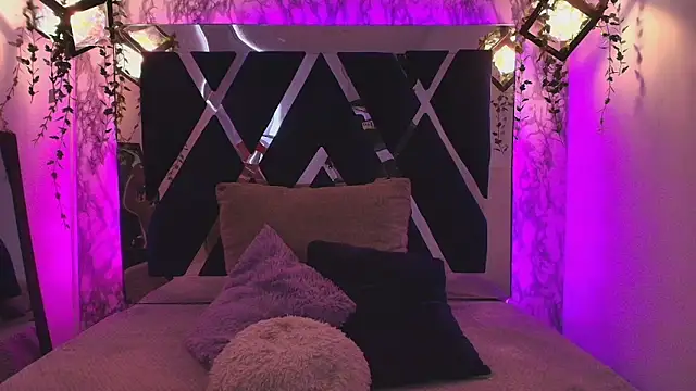 Snapshot of charlotte_bluee chatting on 10-03-25, 06:38 charlotte bluee online show from 10-03-25, 06:38