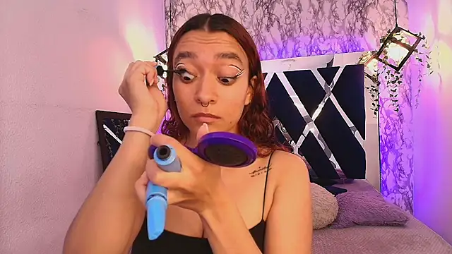 Snapshot of charlotte_bluee chatting on 10-21-25, 07:47 charlotte bluee online show from 10-21-25, 07:47