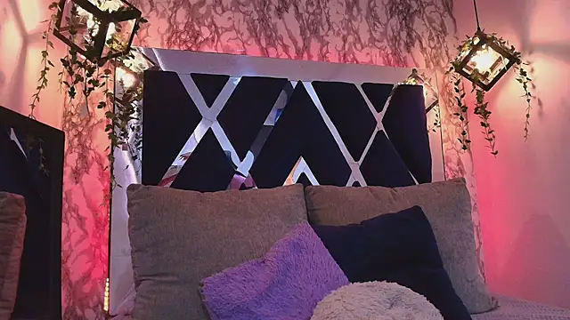 Snapshot of charlotte_bluee chatting on 10-27-25, 06:45 charlotte bluee online show from 10-27-25, 06:45