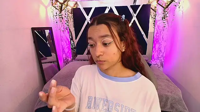 Snapshot of charlotte_bluee chatting on 11-08-25, 04:18 charlotte bluee online show from 11-08-25, 04:18