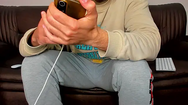 Snapshot of sexyhotmusclesforyou1 chatting on 03-17-25, 10:28 sexyhotmusclesforyou1 online show from 03-17-25, 10:28