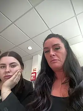 Snapshot of Layla_Gilf_Mae chatting on 03-20-25, 03:04 Layla Gilf Mae online show from 03-20-25, 03:04