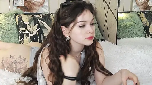 Snapshot of -Amora chatting on 02-17-25, 05:43 -Amora online show from 02-17-25, 05:43